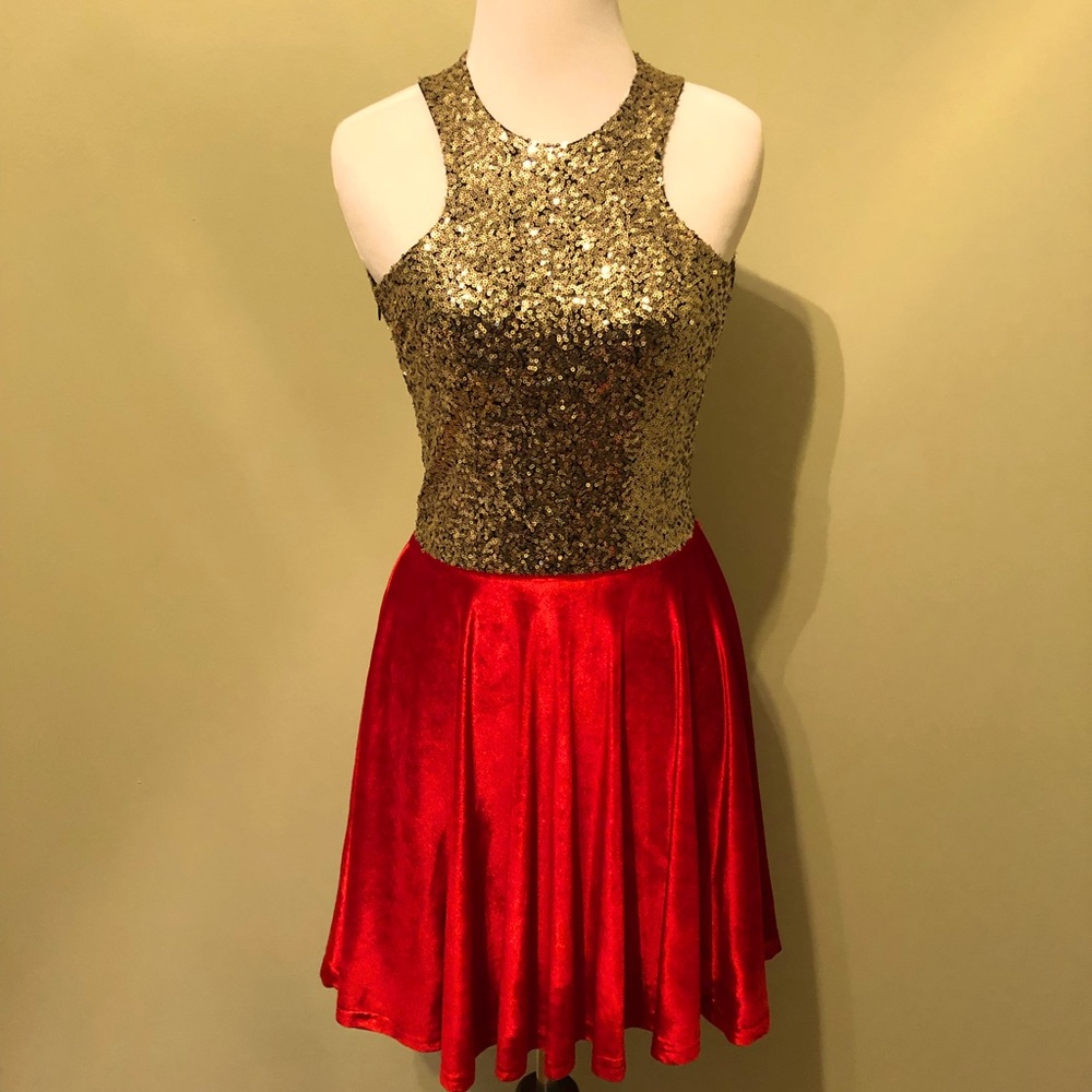 Sequins & velvet party dress-perfect for the holidays! 🎄🥂